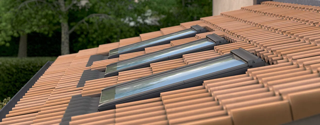 VELUX est une marque bien connue spécialisée dans les fenêtres de toit. Les fenêtres de toit VELUX sont conçues pour apporter lumière naturelle, ventilation et confort dans les espaces situés sous les toits.