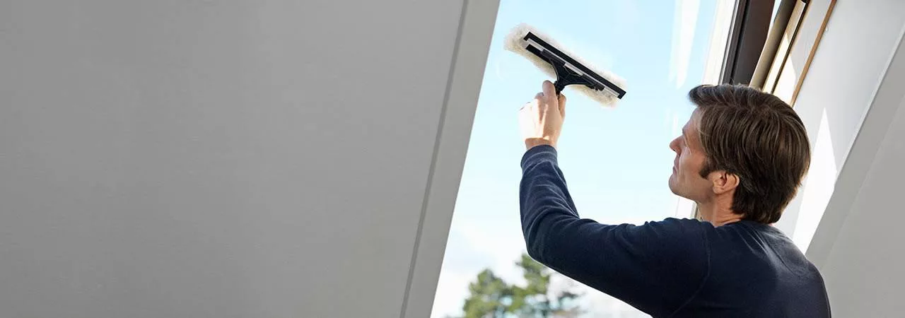 Réparation fenêtre de toit & Maintenance VELUX Artisan Couvreur Bordeaux sont des spécialistes des fenêtres de toit Velux. Nous proposons une gamme complète d'entretien, de réparation et de maintenance de fenêtres de toit.